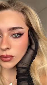 Two Eyeshadow Hacks 🫦, Cotton Buds Vs Cotton Pad ✨, #eyeshadow #hacks  #tips #glowika #helpful , #makeuptutorial #tutorial #eyemakeuptutorial