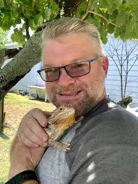 bearded dragons eating hornworms