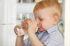 Kết quả hình ảnh cho hình ảnh trẻ uống đủ nước