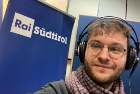 zebra.radio 🎙️ Domenica scorsa, il nostro redattore Matthias è stato  ospite negli studi di RAI Sender Bozen. Durante il programma radiofonico ha  parlato con Thomas Sigmund del passato e del futuro del