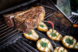 The larger side contains meat from the strip loin (new york strip) and the smaller side contains meat from the tenderloin (filet mignon). Us T Bone Steak An Williams Birne Mit Estragon Butter Schickling Grill