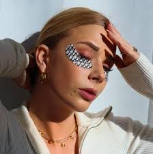 Anne Behr's Instagram, Twitter & Facebook