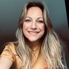 Laura Rolfes's Instagram, Twitter & Facebook