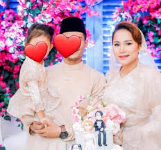 Kak lina pom pom putus kasut duet dengan azmi! Video Berarak Masuk Dengan Payung Elly Mazlein Selamat Tunang Dengan Cikgu Erin Sakura