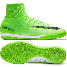 Just As Fast On The Court As It They Are On The Field Nike S Radiation Flare Colorway Have Carried Over From The Merc Futsal Shoes Football Shoes Soccer Shoes
