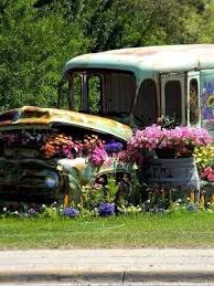 Old Bus Garden Art Home Art Cool Garden Old Decorate Design Bus Gardening Gardening Ideas Garden Art Creative Gardens With Images Garden Art Dream Garden Yard