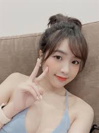 Cô được hình biết đến với vai nữ chính trong bộ phim một ngày không có em và album đầu tay đơn côi, phía sau nụ cười Rucy05aqo Xx M