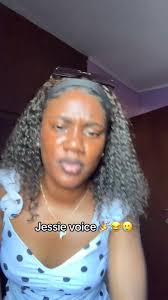 Voix tendance au Gabon : Jessie Larson et l'humour local