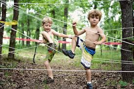 Te proponemos 10 ideas para hacer juegos al aire libre en familia: 5 Juegos Infantiles Al Aire Libre Pequeocio