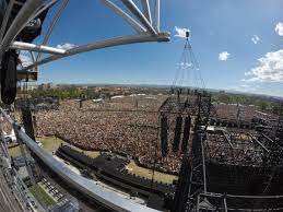I thought it was the actual modena park concert cd plus the 4 songs and it was only those four songs. Claypaky V Twitter Claypaky With Vasco Rossi At Modena Park For 225000 Fans Claypaky Mythos Sharpywash Sharpy Alphabeam1500 Vasco Vascorossi Modenapark Https T Co Equd3tarjs