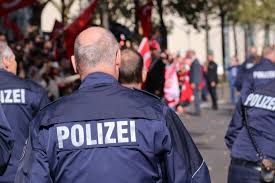 Die laufbahnen haben nichts mit denen auf dem sportplatz zu tun. Ichenhausen Betrunkener Gibt Sich Als Polizist Aus Radio Schwaben