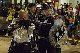 香港特別行政区政府保安局の管轄下の「香港警務処」が香港警察を統括している。警務処処長は主要高官の一人で、香港特別行政区行政長官の指名に基づき中華人民共和国国務院が任命する。 香港政庁時代は「王立香港警察(royal hong kong police、皇家香港警察)」と呼ばれていた。 é¦™æ¸¯è­¦å¯Ÿä¸¾éœ°å¼¹æžªå¯¹å‡†ç¤ºå¨è€…è¢«æŒ‡å±é™©åŠ¨ä½œ åé€ä¸­ å¤§çºªå…ƒ