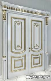Dalam feng shui pintu rumah, sangat dianjurkan memilih warna pintu sesuai dengan posisi rumah. Desain Pintu Rumah Utama Model Warna Putih Gold Terbaru