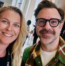 Jason Sudeikis Sings in Colbert's Cold Open in Chicago