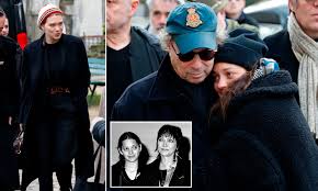 O diretor dennis berry faleceu em paris no dia 12 de junho às 09h45. Marion Cotillard Hugs Anna Karina S Widower As Mourners Arrive At Her Paris Funeral Daily Mail Online