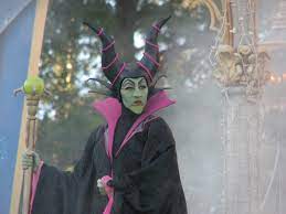 Maléfique se téléporte dans un flamboiement de flammes verdâtres et noires (bien qu'elle ne prenne pas la pose aux bras écartés), son corbeau diablo espionne les trois bonnes fées pendant qu'elles se disputent sur la couleur du nouvel habit de sora. Malefique Disney Wikipedia