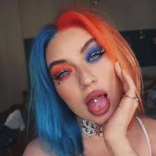 Many like to go with one bright and bold color on one side, while rocking a more natural tone on the other. Split Dye Split Dyed Hair Halloween Hair Dye Blue Hair Aesthetic