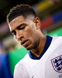 Jude Bellingham 🆚 Eslovenia: ▪️ 0 oportunidades creadas ▪️ 0 disparos ▪️ 1  dribble completado ▪️ El 12% de los pases se adelantó ▪️ 22% duelos ganados  ▪️ 16 veces posesión perdida 😬