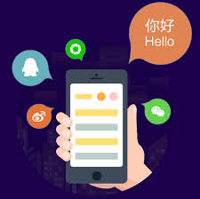 游客在建筑前拍照