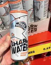 This january, a report commissioned by hard seltzer brand drty predicted the sector could reach £75m by 2023. Shark Water Hard Seltzer Hibiskus Rose 5 Alkohol Naschkater Com Das Sussigkeiten Marketing Blog