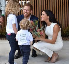 Meghan And Harry Meet Thousands Of Adoring Fans At Sydney Opera House Prince Harry And Meghan Harry And Megan Markle Prince Harry