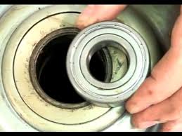 Une machine à laver robuste et efficace mérite d'être réparée lorsqu'elle présente des signes de défaillance (bruits. Comment Changer Les Roulements D Une Machine A Laver Youtube