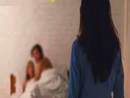 होटल में गर्लफ्रेंड के साथ रंगरेलियां मनाते पति को पत्नी ने पकड़ा रंगे हाथ  और फिर...