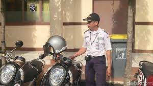 Dalam pp 11/2017, tni/polri harus mengundurkan diri dari instansi sebelum beralih menjadi. Seragam Satpam Berubah Jadi Mirip Polisi Ini Makna Dan Filosofinya