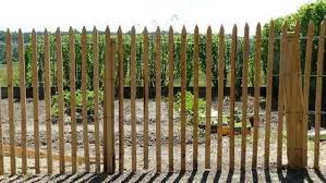 Cloture Ganivelle Girondine En Bois Chataignier Scie Materiaux Nauturels Fr Cloture Ganivelle Cloture Bois Barriere Bois Jardin