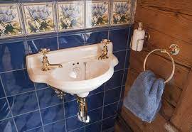 Um den waschtisch herum können auf der ablagefläche alle erforderlichen produkte für die tägliche körperhygiene abgestellt werden. Pin Auf Nostalgie Badezimmer