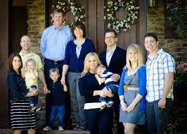 Tips For An Awesome Large Group Family Portrait Session Large Family Portraits Family Portraits Family Photo Pose