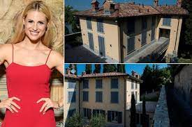 Arredamento moderno e stile essenziale, la casa di michelle hunziker e tommaso trussardi è a bergamo, una delle città più colpite al piano di sopra le travi a vista sul soffitto rendono l'atmosfera molto accogliente, con una vista ampia su tutta bergamo. Dove Vive Michelle Hunziker Da Bergamo Con Amore Bergamo