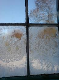 En iyi şekilde sıcak su ve temiz bir bez ile yapılır. Yuksek Katlardaki Camlar Nasil Silinir Yuksek Katta Cam Temizleme Kizlarsoruyor