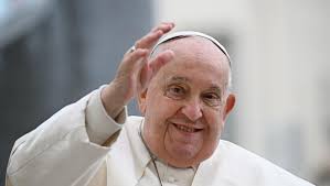 Gracias a todos!”: *Papa Francisco es dado de alta tras más de un mes  hospitalizado por neumonía bilateral* El pontífice, débil ante un micrófono  y en silla de ruedas, saludó a cientos