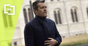 Orbán viktor, mészáros lőrinc, habony árpád és rogán antal kontúrjaival és a gecik szóra remekül rímelő, keresztapás betűtípussal írt gengszterek szlogennel ellátott óriásplakátok kezdenek. Habony Az Uj Bourne Rejtely Vagy Columbo Felesege Polipraktika