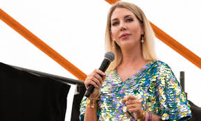 Comic shows off her growing bump in stunning snap after revealing she's expecting a baby with childhood sweetheart bobby kootstra. Katherine Ryan Straight White Men Joke Draws Complaints For Bbc