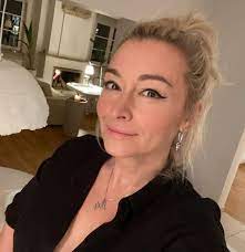 Z okazji dnia dziecka martyna wojciechowska zamieściła w mediach społecznościowych zdjęcie swojej legitymacji z pałacu młodzieży. Martyna Wojciechowska Wystawila Swoje Ubrania Na Sprzedaz Jej Kultowe Biale Kozaczki Z Big Brothera Robia Furore W Sieci Kobieta Pl