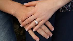 Cincin pertunangan adalah cincin yang menunjukkan bahwa orang yang memakainya terlibat untuk menikah, terutama di budaya barat. Cincin Berlian Identik Dengan Pertunangan Ternyata Ada Sejarah Uniknya