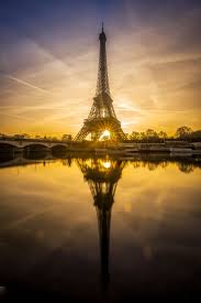 Lever/coucher de la lune paris. Sunrise On The Eiffel Tower At Paris Coucher De Soleil Sur La Tour Eiffel A Paris Et Mirache Avec La Seine Calm Tour Eiffel Coucher De Soleil Lever De Soleil