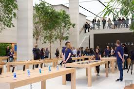 London S Renovated Regent Street Apple Store Interior Shown Off In Photos Apple Store Interior Apple Store Green Office Decor