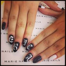 Busca un color vibrante y que combine con tu estilo, agrega un color que lo resalte ¡y listo! Old English Nail Art Nails Nailart Oldenglish Handdrawn Blackandwhite Marienails Aya Manicura De Unas Manicura Unas