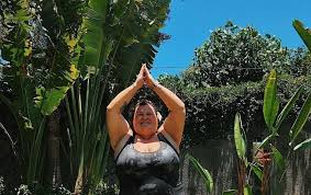 Співачка показала фігуру без прикрас і фотошопу. Alyona Alyona Pokazala Veselye Fotografii U Bassejna S Otdyha Na Bali Plitkar