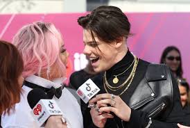 I Will Follow You Into The Dark Yungblud Piano Halsey And Yungblud Attend The 2019 Iheartradio Music Awards Which In 2020 Halsey Halsey Singer Dominic Harrison