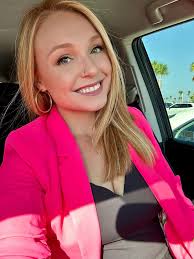 Happy Monday Friends ☀️ Quick life update: • Riley started kindergarten and  is doing so well! She was a champ and walked right in! 🥰 • Rates have  dropped & business is