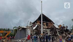 Gempa bumi di sulawesi barat sebabkan 73 korban meninggal dunia, bmkg: Foto Penampakan Kantor Gubernur Sulbar Yang Ambruk Diguncang Gempa News Liputan6 Com