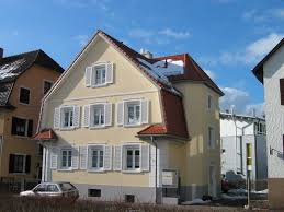 Fenster Weiss Umranden Sockel In Grau Rest Creme Gelb Hausfarben Fassadenfarbe Fassade
