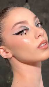 Editorial look @perfumeriasfetiche , Actualización de maquillaje en  delineados gráficos con los mejores @luquin_makeupartist @andreisansores