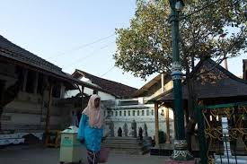 Kondisi tersebut terjadi dikarenakan adanya upeti yang ditarik dan musim kemarau panjang sehingga membuat panen menjadi gagal. Jejak Orang Tionghoa Dalam Penyebaran Islam Di Pulau Jawa Halaman All Kompas Com