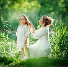Pin By Rabia Aftab On Family Photos Mother Daughter Photoshoot Mother Daughter Photography Mother Daughter Poses