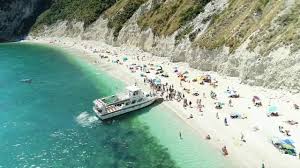 Le rocce del conero creano spiagge solitarie paradiso degli amanti della natura. Traghettatori Del Conero Gite Alle Spiagge Del Conero Youtube